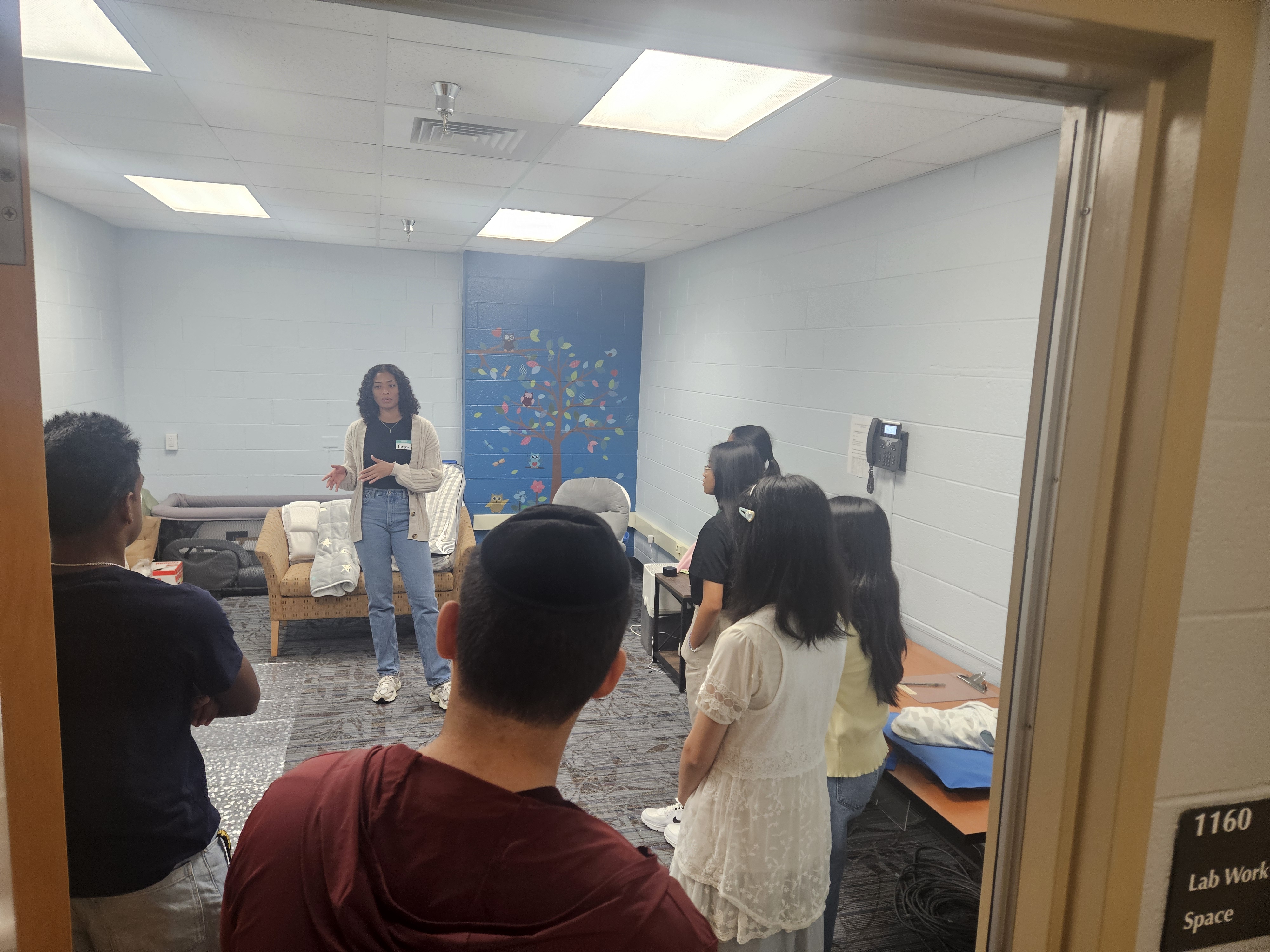 Aleyah Perry '24 showing students a lab work space at the Maryland Neuroimaging Center