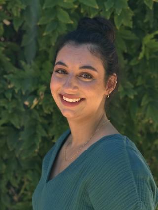 Headshot of Bella Schneider